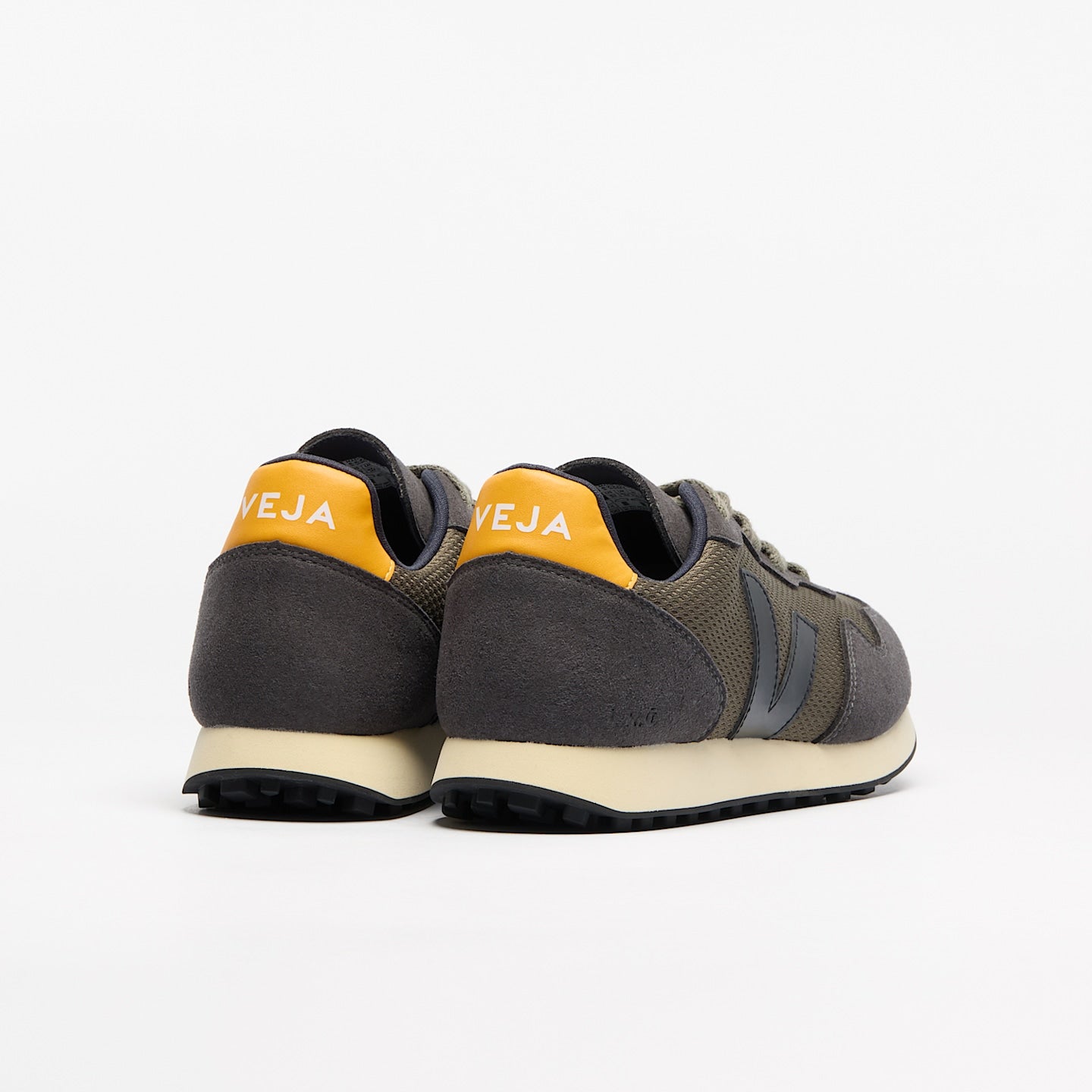 VEJA SDU ALVEOMESH KAKI BLACK OURO