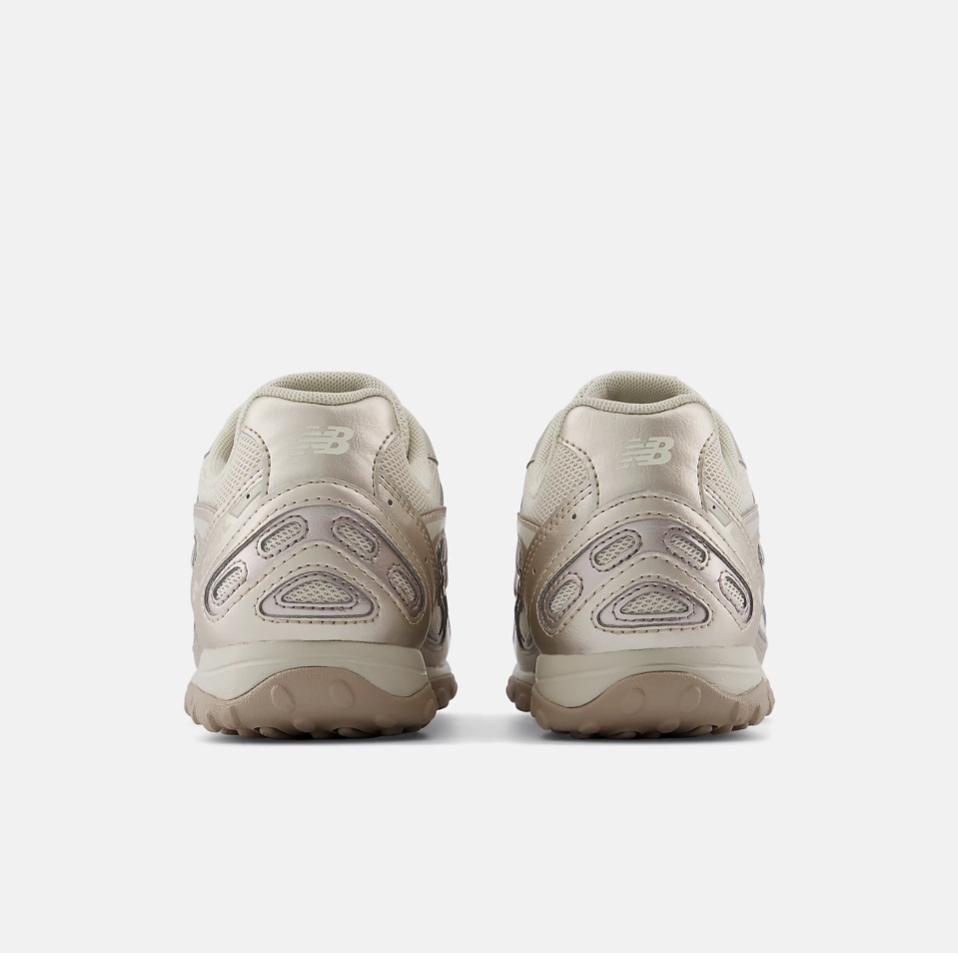 NEW BALANCE 204 LIGHT GOLD METALLIC MUJER