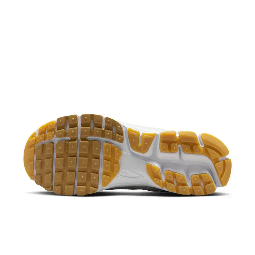 NIKE ZOOM VOMERO 5 WHITE