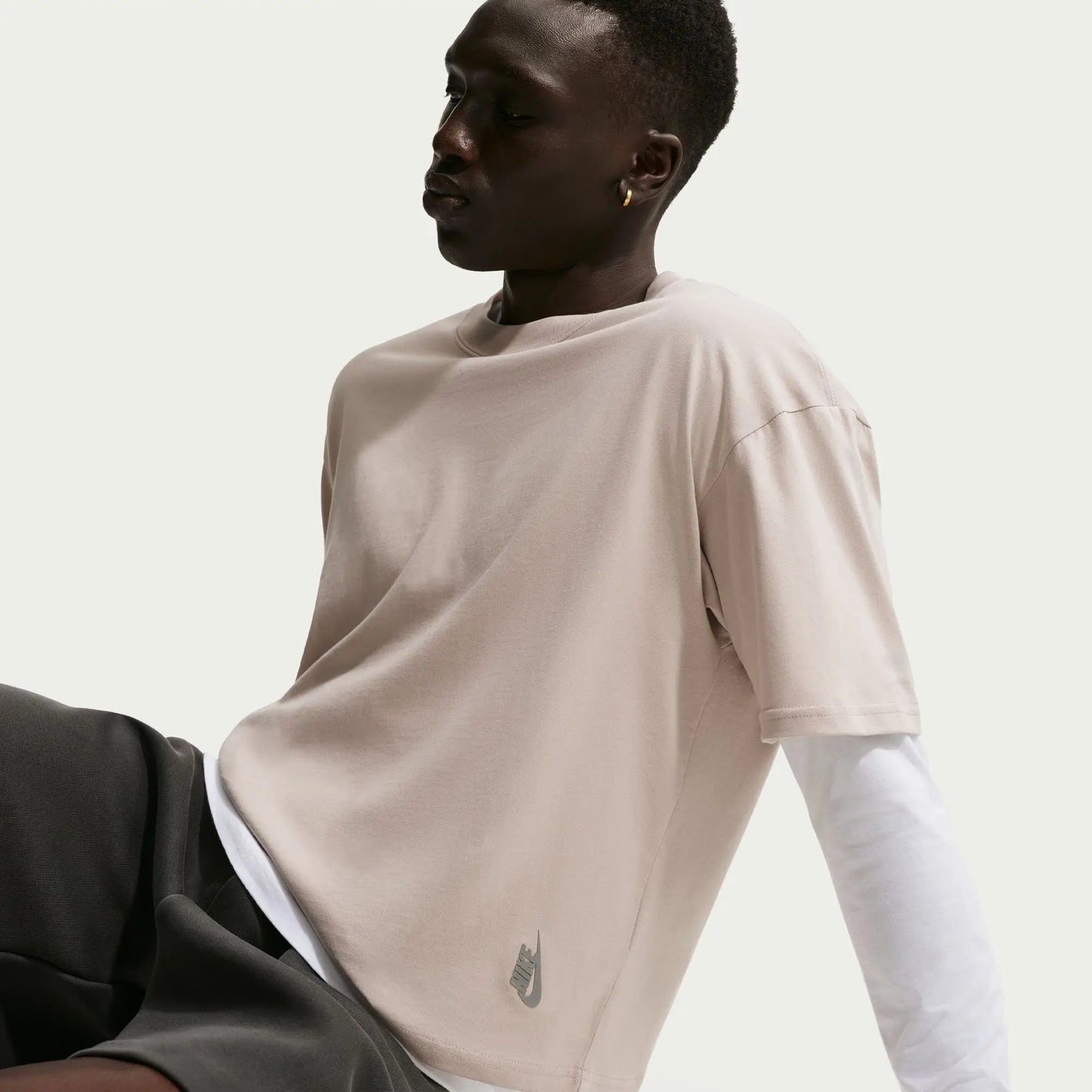 U NSW TEE LSE SHRT BOXY ESSNTL - CREAM II