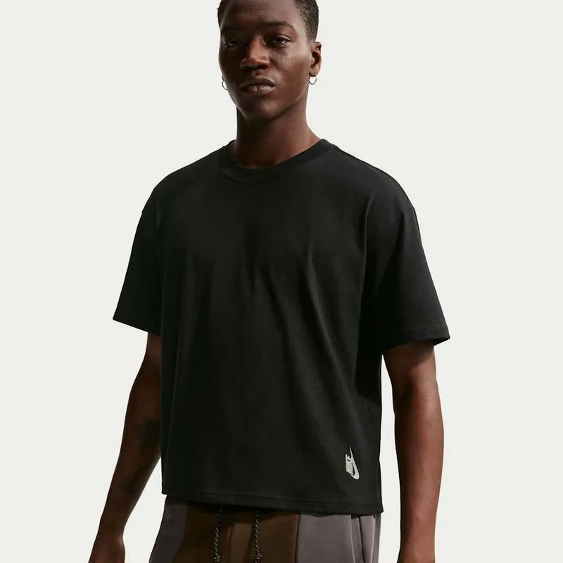 U NSW TEE LSE SHRT BOXY ESSNTL - BLACK