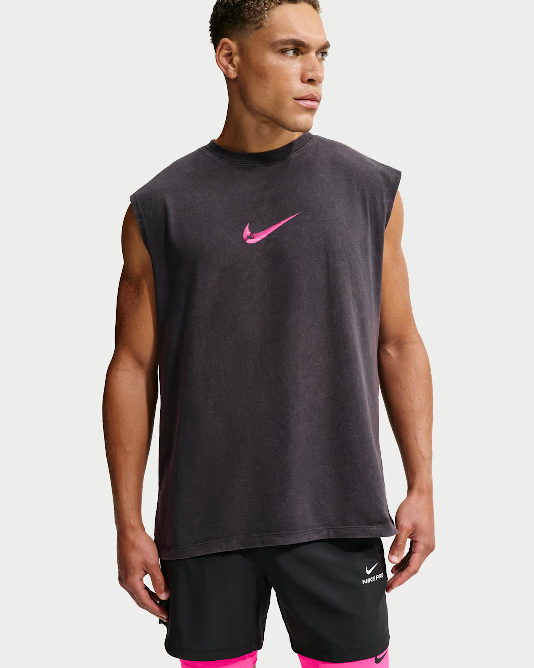 M NK TEE LSE SLVLS TRAIN VERB BLACK/PINK HOMBRE