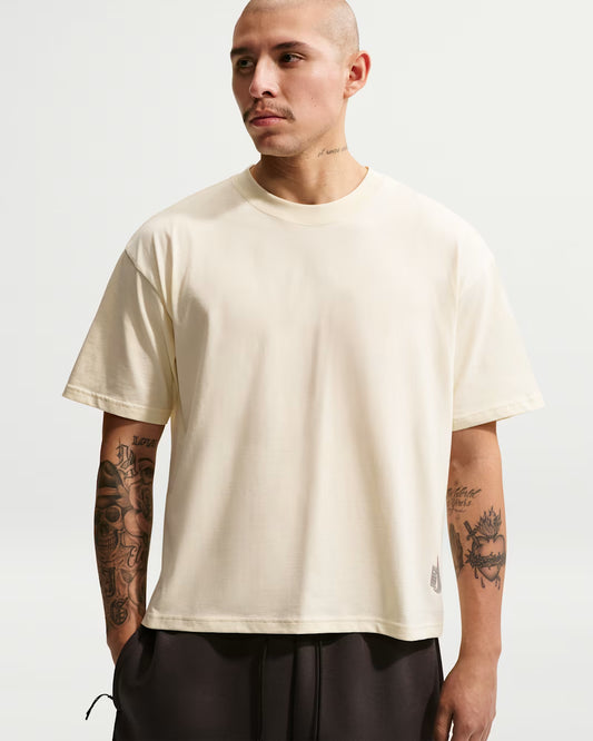 U NSW TEE LSE SHRT BOXY ESSNTL COCONUT/MILK