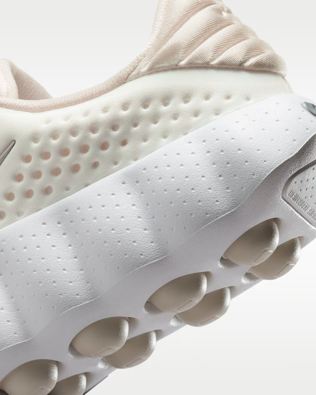 NIKE MIND 002 SUMMIT/WHITE/METALLIC MUJER