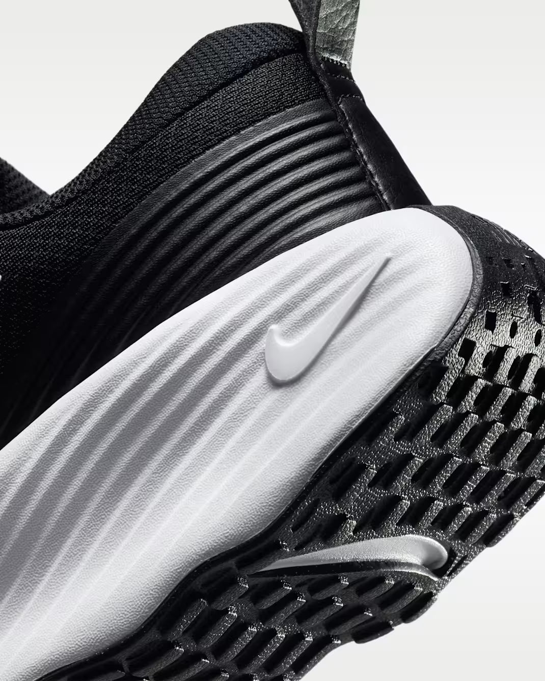 NIKE PROMINA BLACK/WHITE MUJER