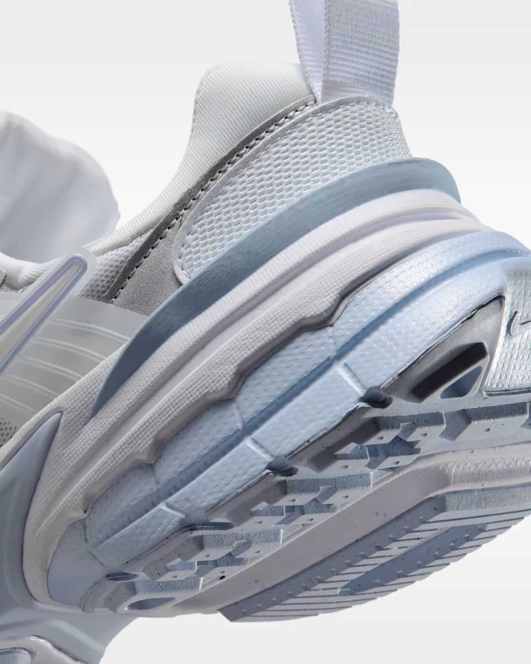 W NIKE V2K RUN WHITE/METALLIC SILVER MUJER