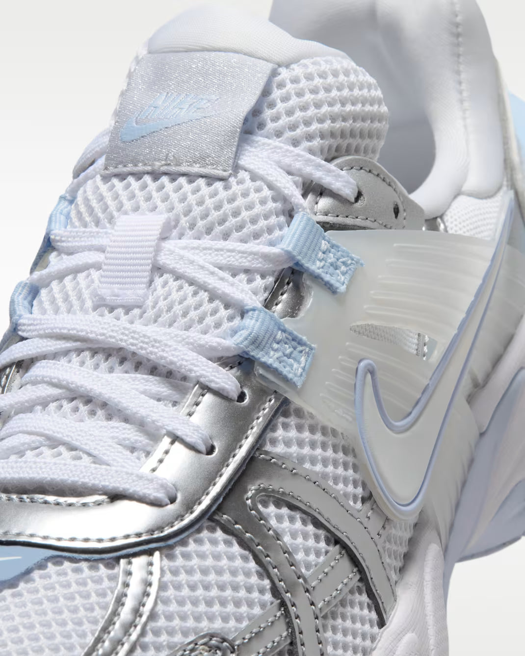W NIKE V2K RUN WHITE/METALLIC SILVER MUJER