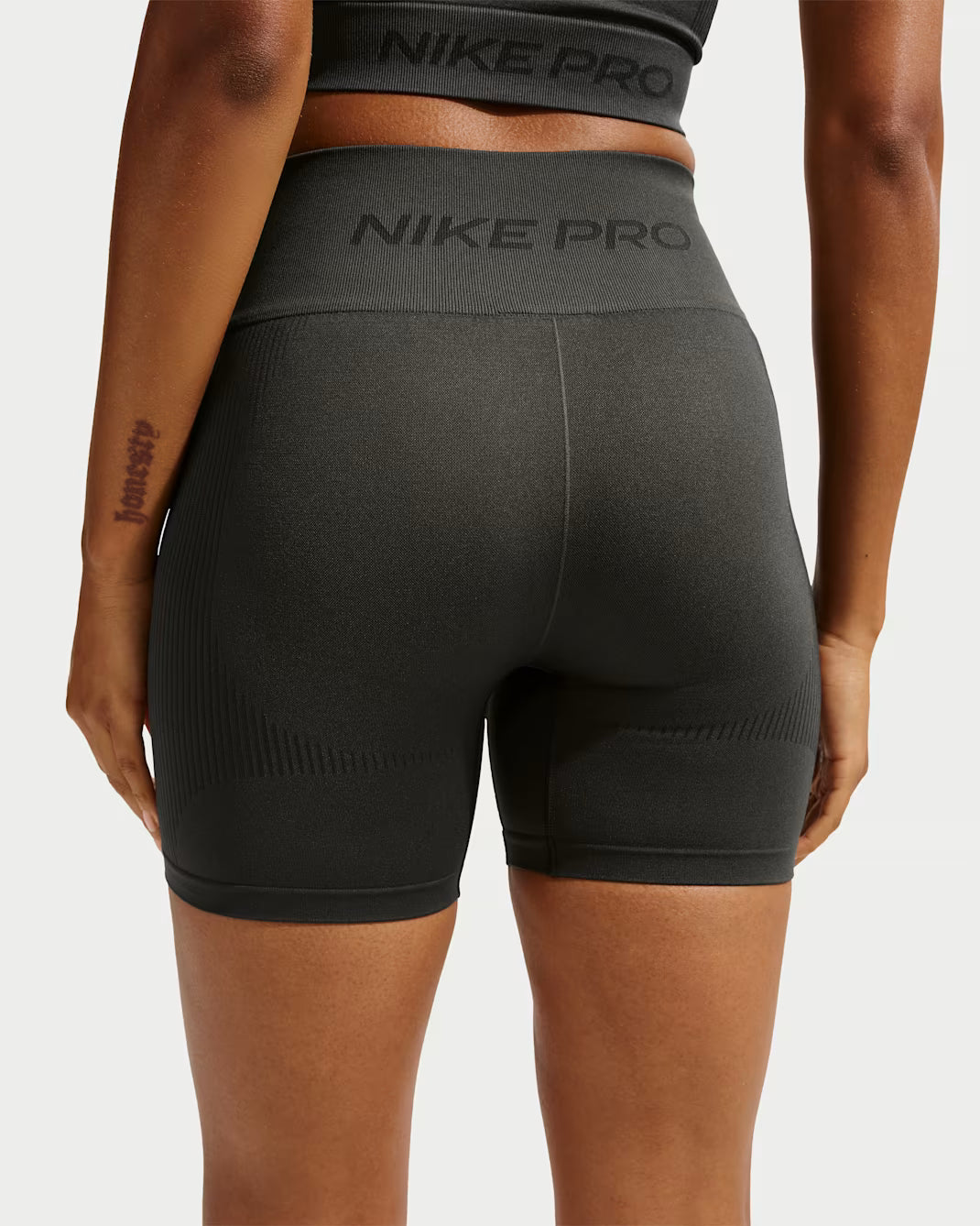 W NP DF SMLS HR 5IN SHORT DK SMOKE GREY