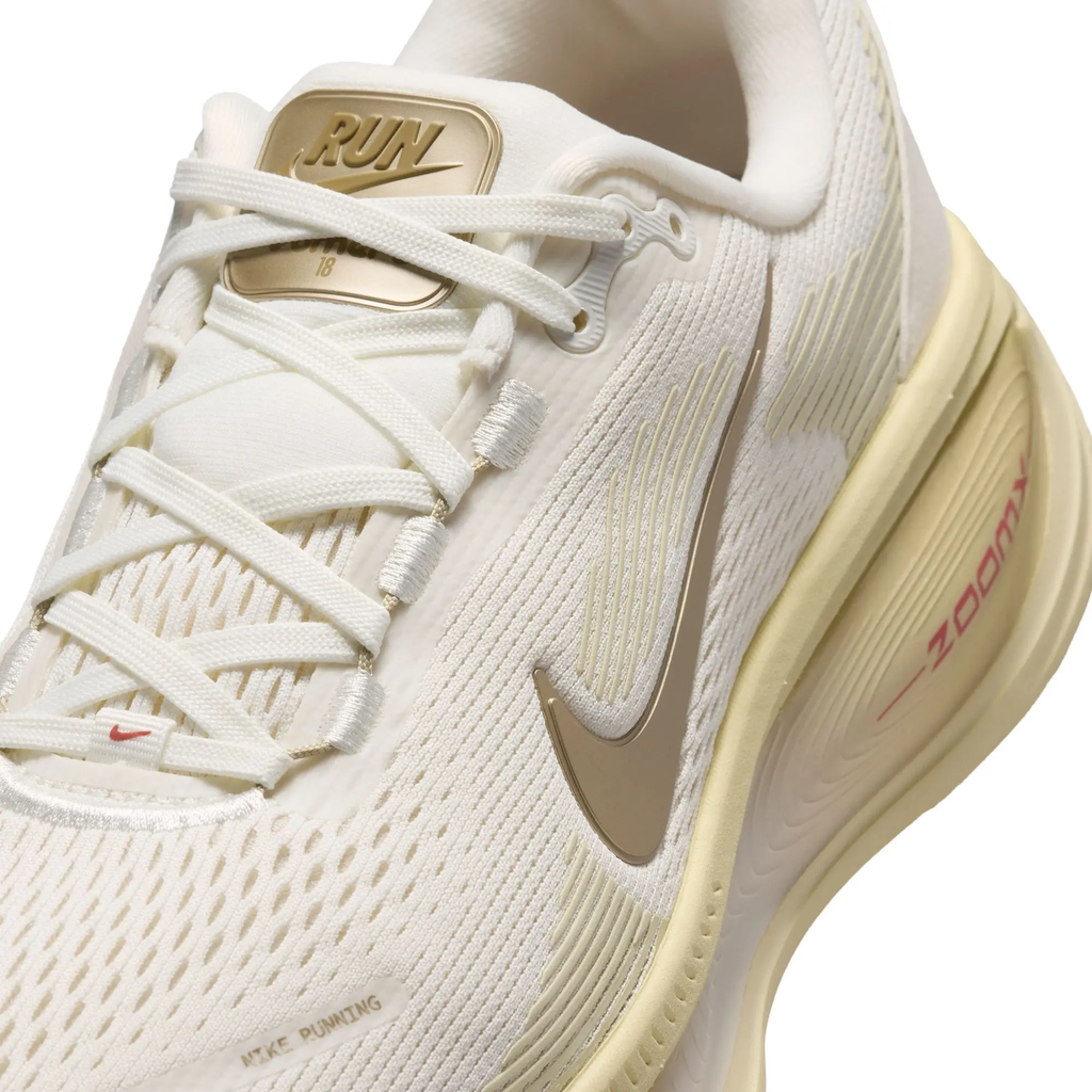 W NIKE VOMERO 18 BEIGE/GOLD MUJER