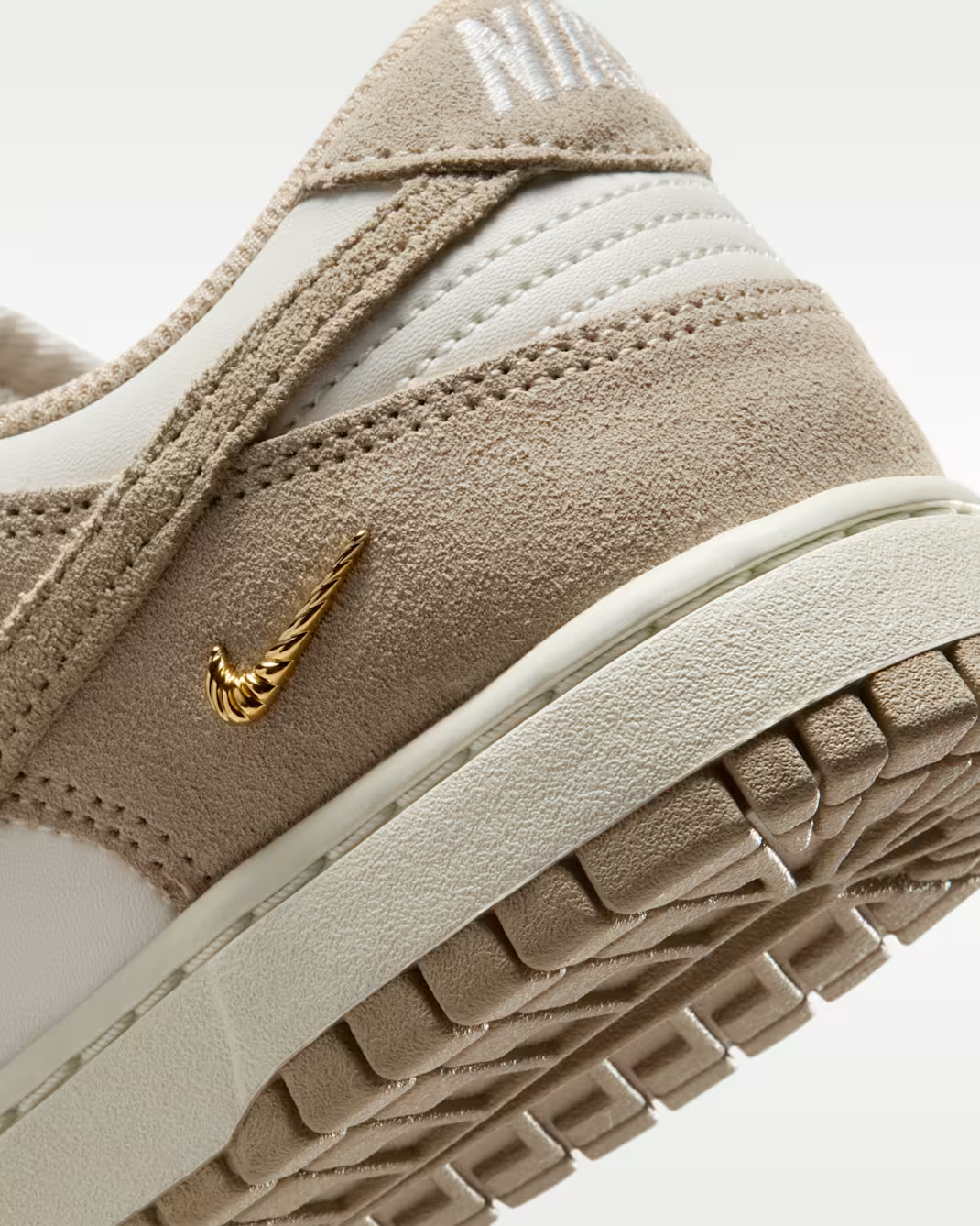 WMNS NIKE DUNK LOW SE SAIL/LINE/WHITE