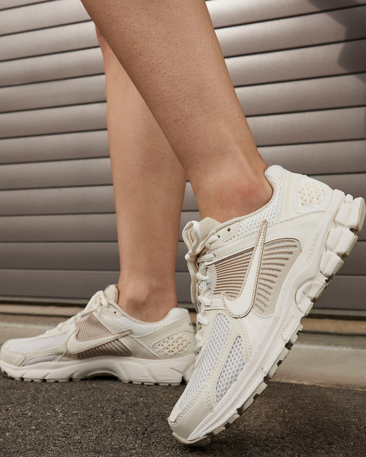 111 NIKE ZOOM VOMERO 5 WOMEN'S SHOES