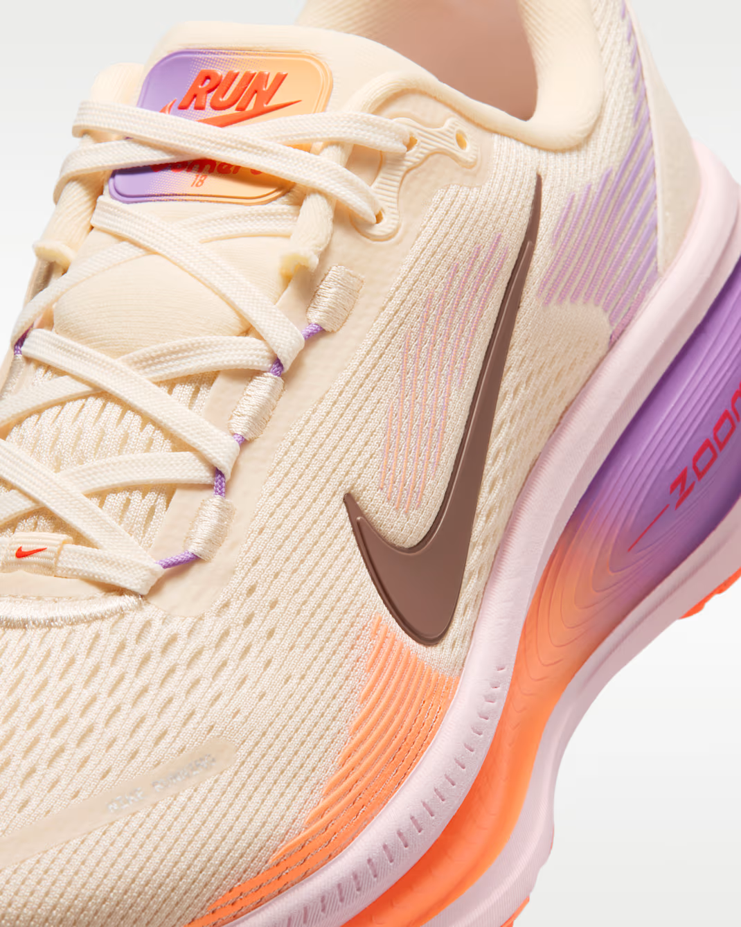 NIKE VOMERO 18 BIEGE/ORANGE/PURPUR