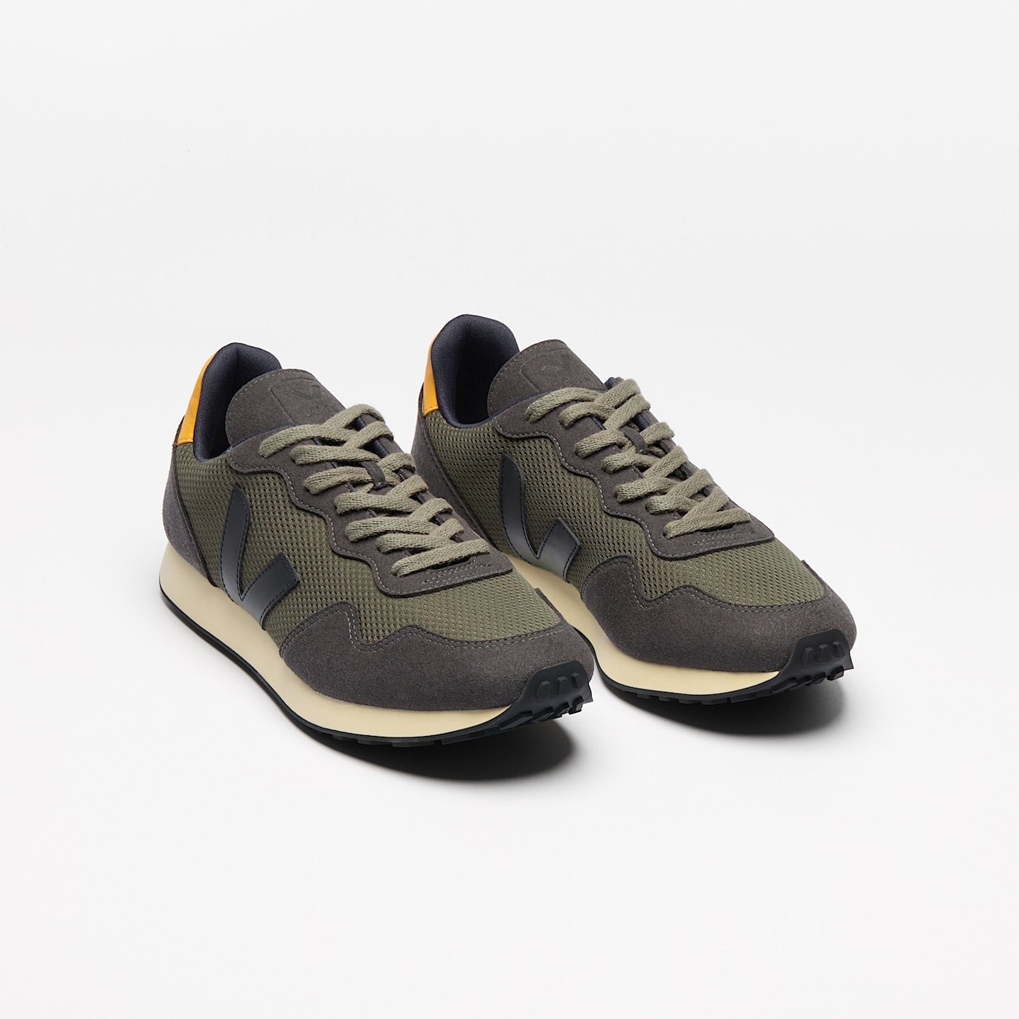VEJA SDU ALVEOMESH KAKI BLACK OURO