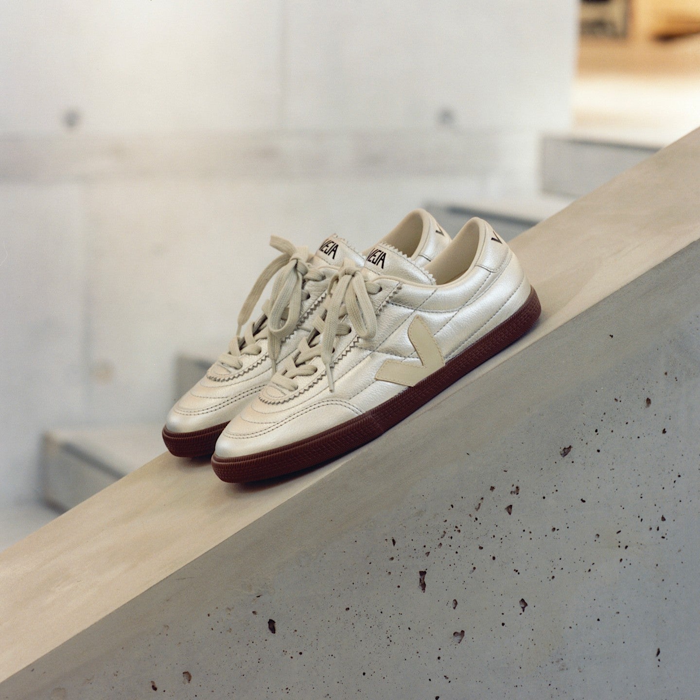 VEJA PANENKA LEATHER SILVER WHITE PIERRE BARK