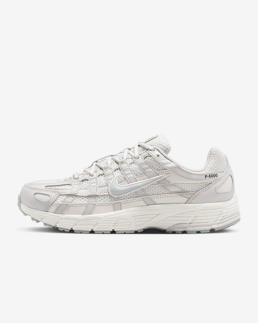 NIKE P-6000 SE SUMMIT WHITE/WOLF GREY-VST GRY