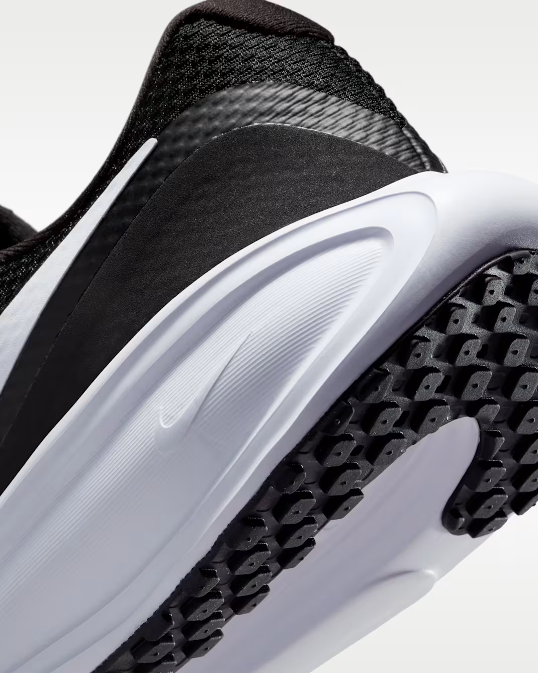 NIKE REVOLUTION 8 BLACK/WHITE