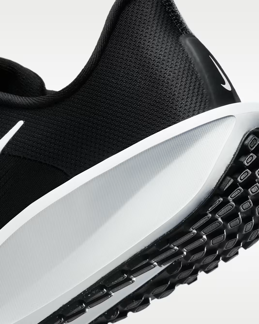 NIKE QUEST 6 BLACK/WHITE