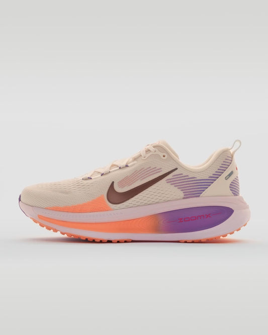 NIKE VOMERO 18 BIEGE/ORANGE/PURPUR