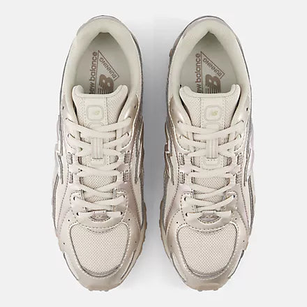 NEW BALANCE 204 LIGHT GOLD METALLIC MUJER